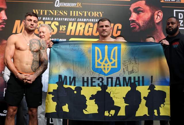 Берінчик після зважування розгорнув прапор України на підтримку країни