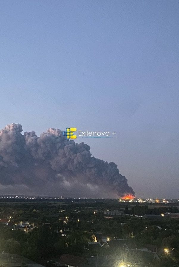 Росіяни вночі обстріляли Україну, у РФ палають НПЗ та склад озброєнь