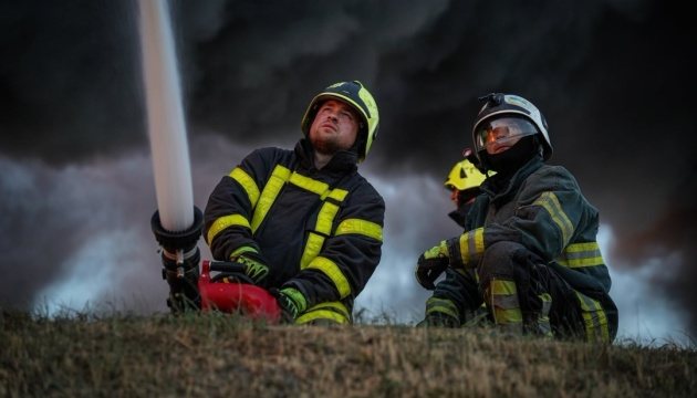 Росіяни атакували Київщину: пошкоджені будинки, підприємства та автівка, виникла пожежа