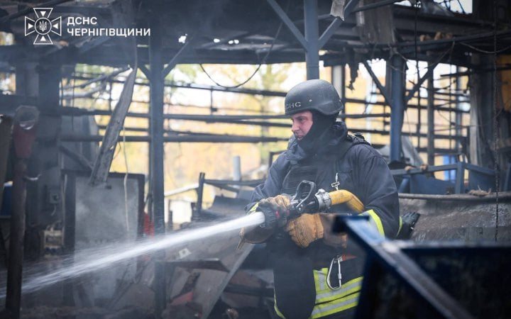 На Чернігівщині внаслідок російського удару по підприємству загинув чоловік, 18 людей постраждали
