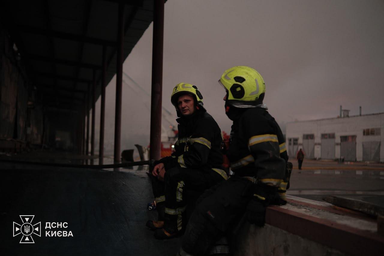 Унаслідок масованого удару РФ по Київщині горять підприємства, є загиблий та 15 поранених