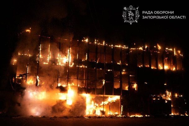 Росія атакувала Запоріжжя: пошкоджено ТЦ, багатоповерхівки та освітній заклад, п'ятеро поранених