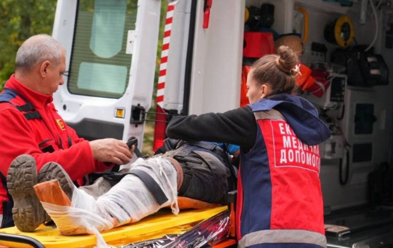 Росія вдарила по підприємству Укрзалізниці в Запоріжжі: троє тяжкопоранених, понад 10 травмованих