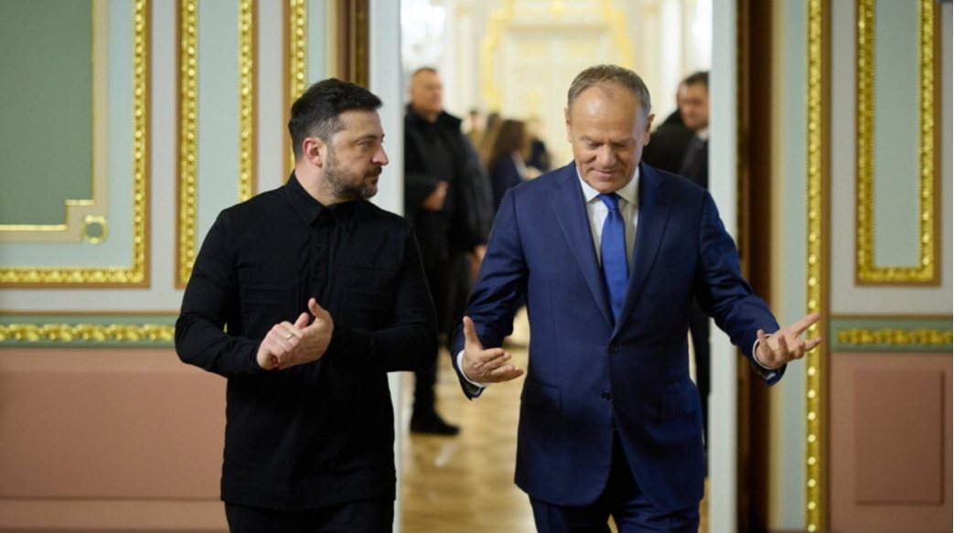 У Навроцького закликали Туска "знайти мужність" остаточно позбавити Зеленського ордена