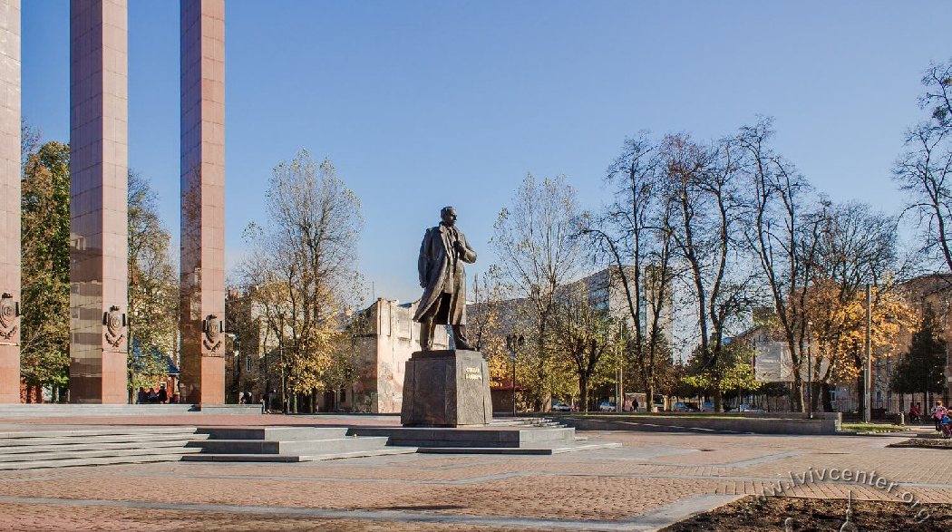 Сікорський закликав Україну обережніше обирати історичних героїв