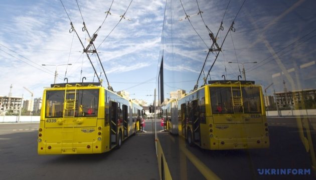 У Києві змінили маршрути транспорту та обмежили гарячу воду через російську атаку