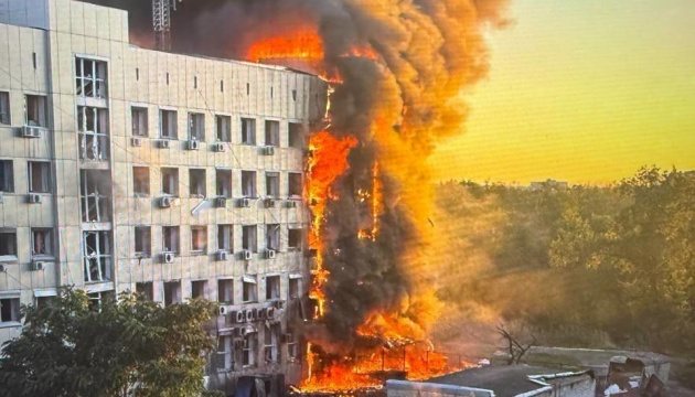 Росіяни обстріляли адмінбудівлю ДТЕК у Павлограді, троє постраждалих