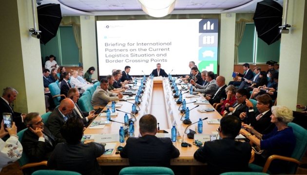 Калашник поінформував представників 27 країн про роботу транспортної логістики в умовах посилення атак РФ