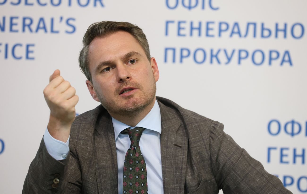 Генпрокурор Кравченко виїхав з України та заявив про службове відрядження
