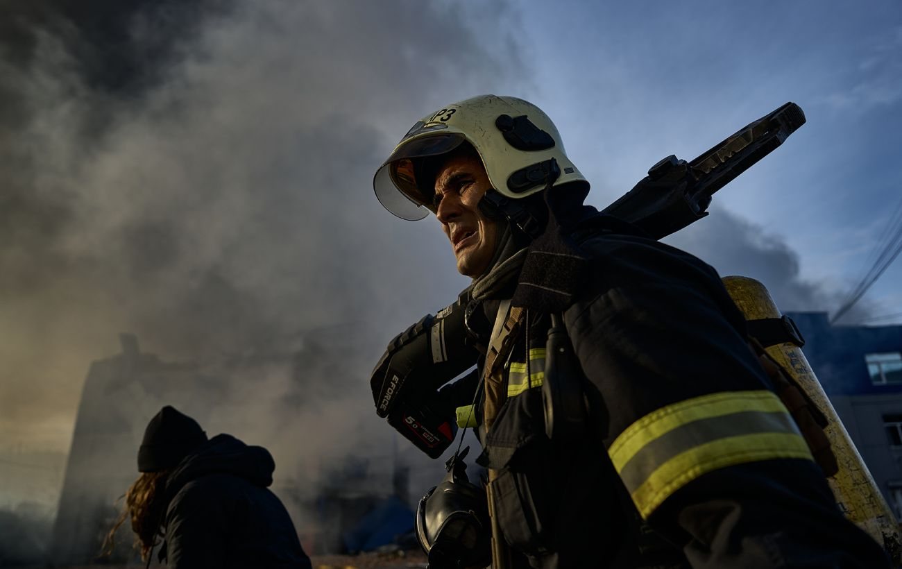 У Києві уламки російського дрона впали на торговельний центр у Оболонському районі, постраждала дитина