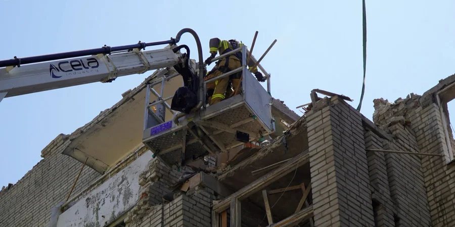 У Львові рятувальники шукають ще двох людей під завалами після удару РФ