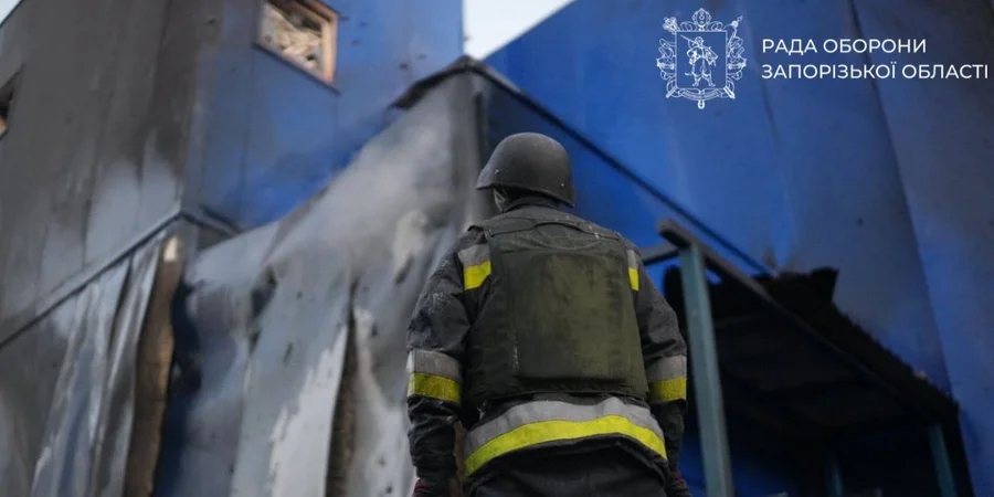 Росіяни атакували торговельний об'єкт у Запоріжжі, виникла пожежа