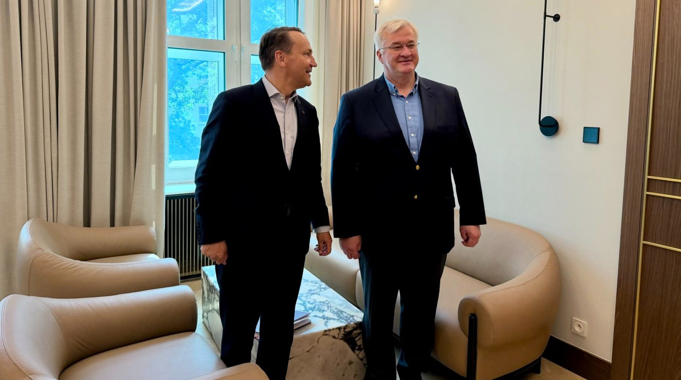 Сікорський запевнив Сибігу в незмінній підтримці України на тлі напруги у відносинах