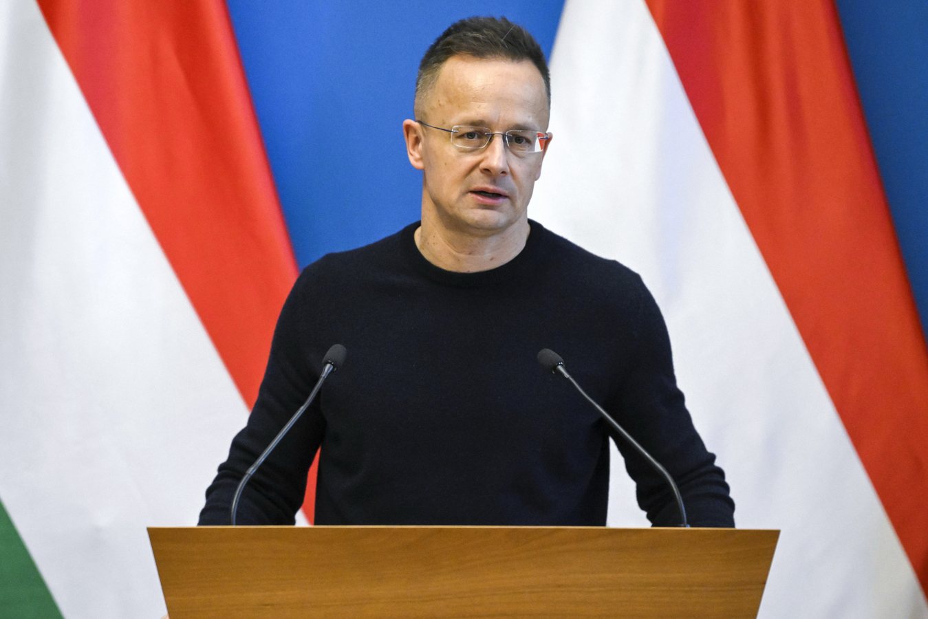 МЗС Угорщини підміняло пресу працівниками на брифінгах Сійярто — 444