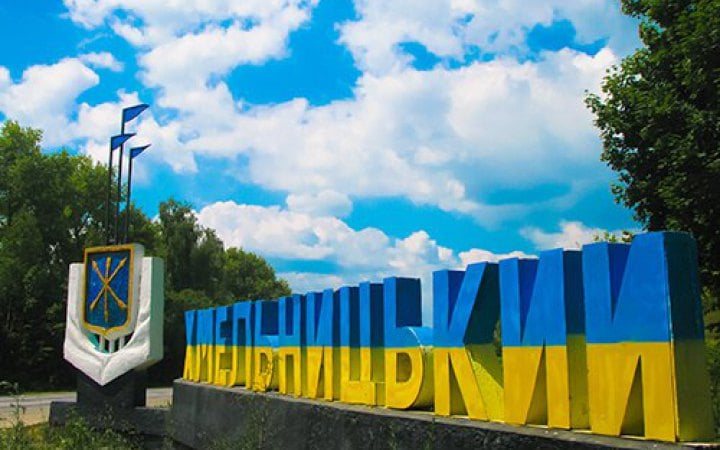 У Хмельницькому після ворожої атаки загорівся ринок
